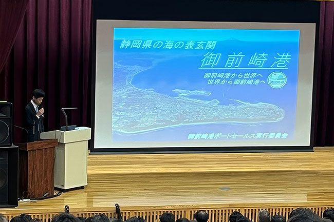 岡村管理事務所長による港湾概要の説明